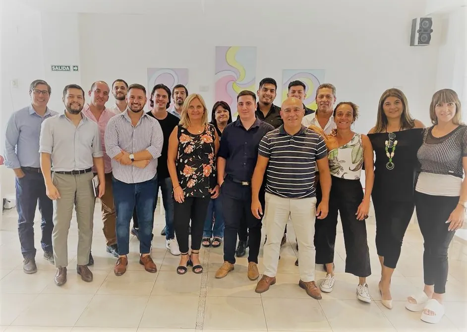 El equipo de TGR, de pie en su sala de reuniones