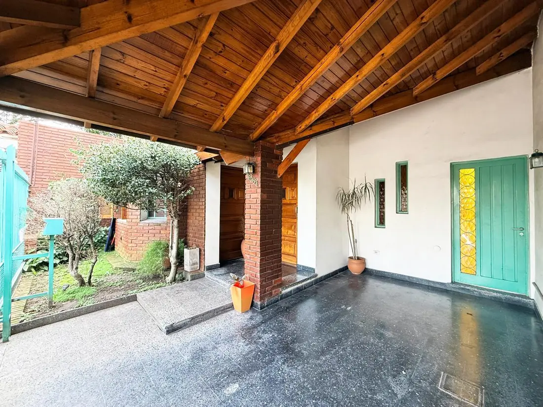 Casa con departamento independiente en Caseros, foto 2