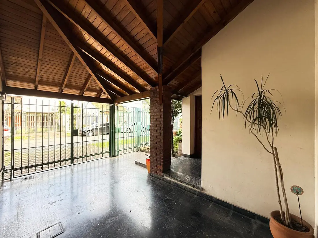 Casa con departamento independiente en Caseros, foto 4