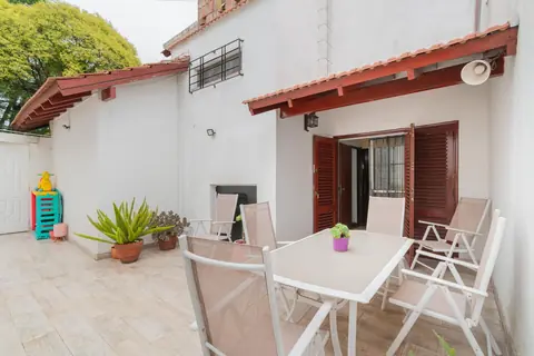 Casa de 3 dormitorios con garage doble en Adrogué