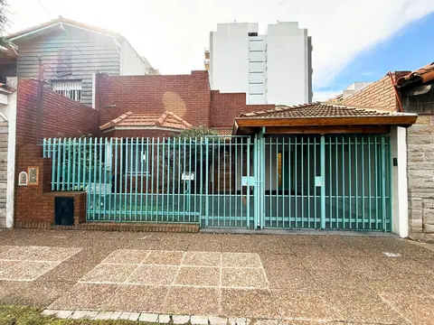 Casa con departamento independiente en Caseros