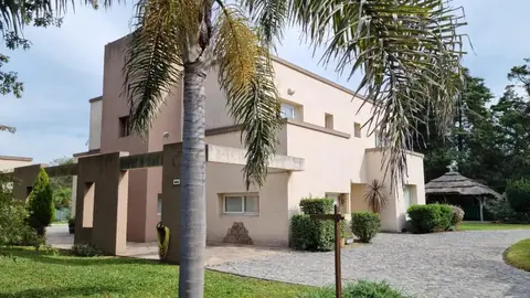 Casa con piscina y quincho en Exaltación de la Cruz